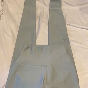 Alo airlift 7/8 leggings. XXS chalk blue like new.